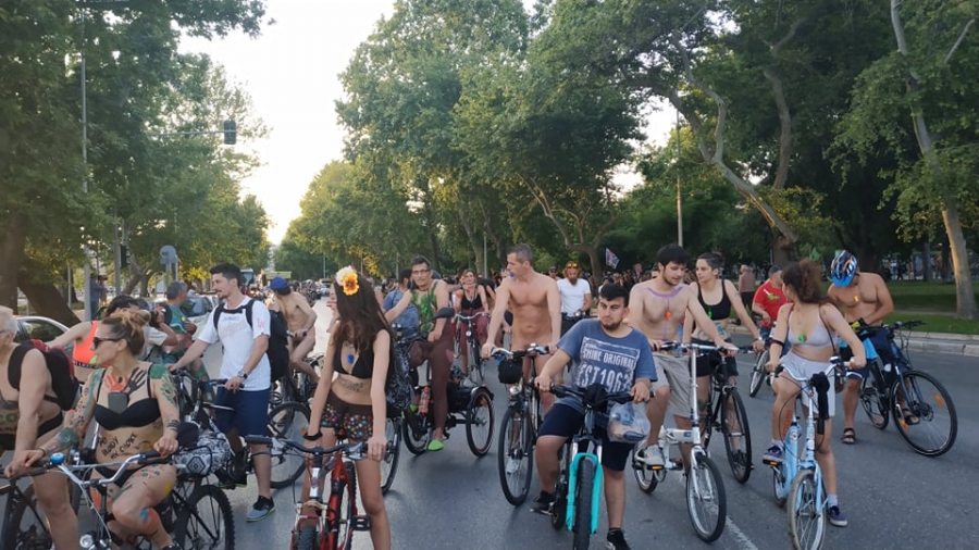 Σε εξέλιξη η γυμνή ποδηλατοδρομία στη Θεσσαλονίκη