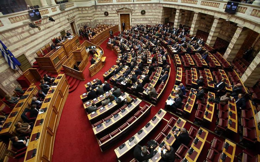 Βουλή: Επικυρώθηκαν οι συμφωνίες Ελλάδας – Σερβίας για κοινωνική ασφάλιση και άδειες οδήγησης