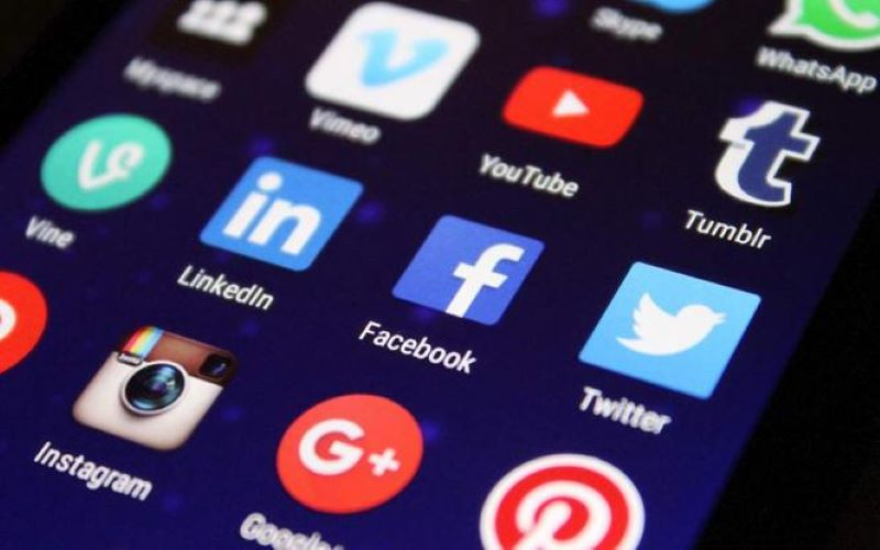 Έρευνα: Συζητάμε περισσότερο στα social media παρά διά ζώσης