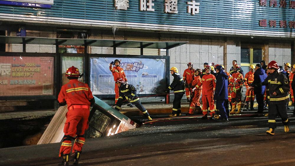 Κίνα: Τεράστια τρύπα άνοιξε σε δρόμο καταπίνοντας λεωφορείο – Έξι νεκροί, δεκάδες αγνοούμενοι και τραυματίες
