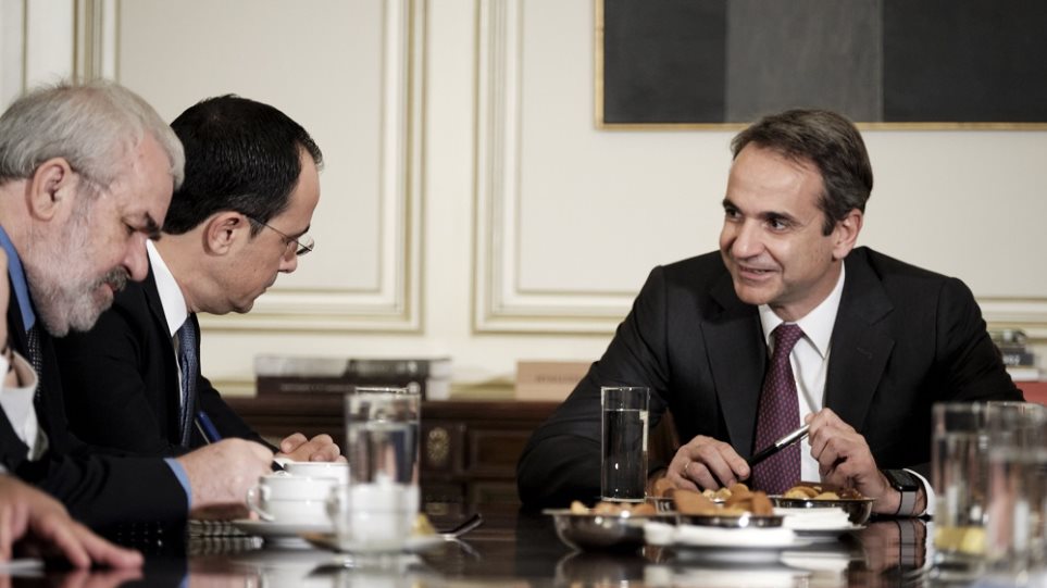 Συνάντηση Μητσοτάκη με τον Κύπριο υπουργό Εξωτερικών
