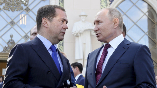 Ρωσία: Παραιτήθηκε η κυβέρνηση δια στόματος Μεντβέντεφ-Την έκανε δεκτή ο Πούτιν