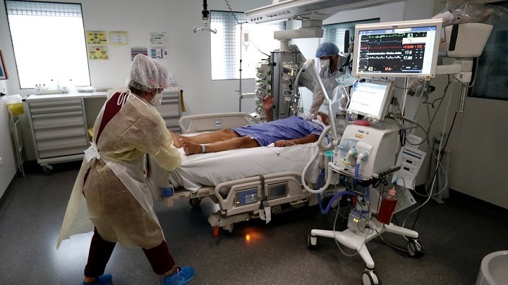Γαλλία-Covid-19: Για πρώτη φορά από τον Νοέμβριο οι νοσηλευόμενοι στις ΜΕΘ ξεπερνούν τους 4.000