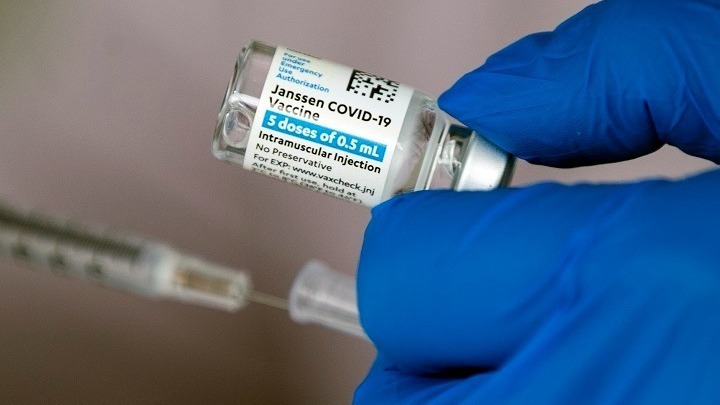 EMA: Υπάρχει ενδεχόμενη σχέση ανάμεσα στο εμβόλιο της J&J και θρομβώσεις
