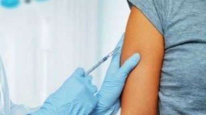 Μια δόση εμβολίου Covid-19 μειώνει σχεδόν στο μισό τον κίνδυνο μετάδοσης του κορονοϊού μέσα στα σπίτια