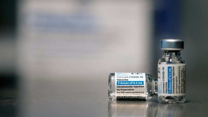 Covid-19-εμβόλια: «Προσωρινή» η μείωση των παραδόσεων της Johnson&Johnson στα κράτη-μέλη