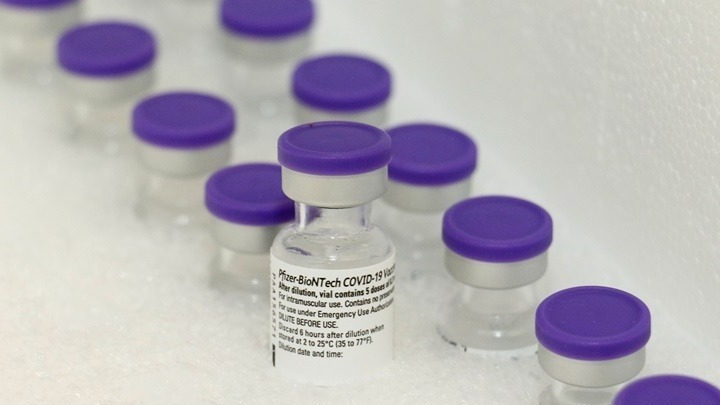 Η FDA έδωσε την πλήρη έγκρισή της για τη χρήση του εμβολίου της Pfizer