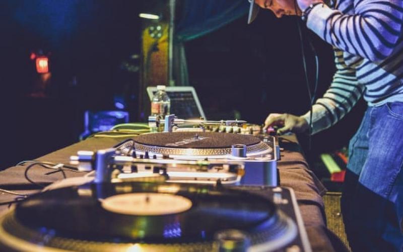 Άμεσα μέτρα στήριξης ζητούν DJs από όλη την Ελλάδα