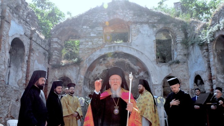 Ο Οικουμενικός Πατριάρχης χοροστάτησε στον ερειπωμένο ναό της Παναγίας Παραμυθίας Φαναρίου