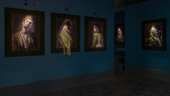 «Ένδυμα Ψυχής», έκθεση στο Μουσείο Ακρόπολης: 70 ενδυμασίες και στολές του προπερασμένου αιώνα φιλοξενούνται με ξεχωριστή τέχνη στην αίθουσα περιοδικών εκθέσεων του Μουσείου