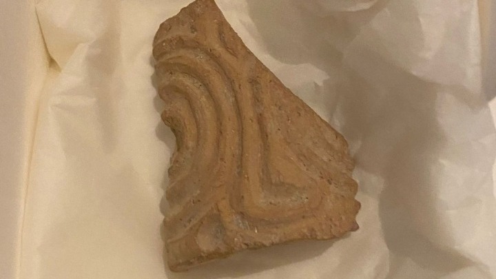ΥΠΠΟΑ: Ο μοναδικός πήλινος σφραγιδοκύλινδρος της Ασίνης επανενώνεται στο Αρχαιολογικό Μουσείο Ναυπλίου
