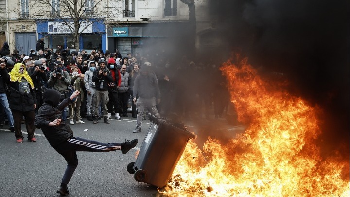 Γαλλία: Συγκρούσεις στην πορεία διαδηλωτών στο Παρίσι κατά της συνταξιοδοτικής μεταρρύθμισης